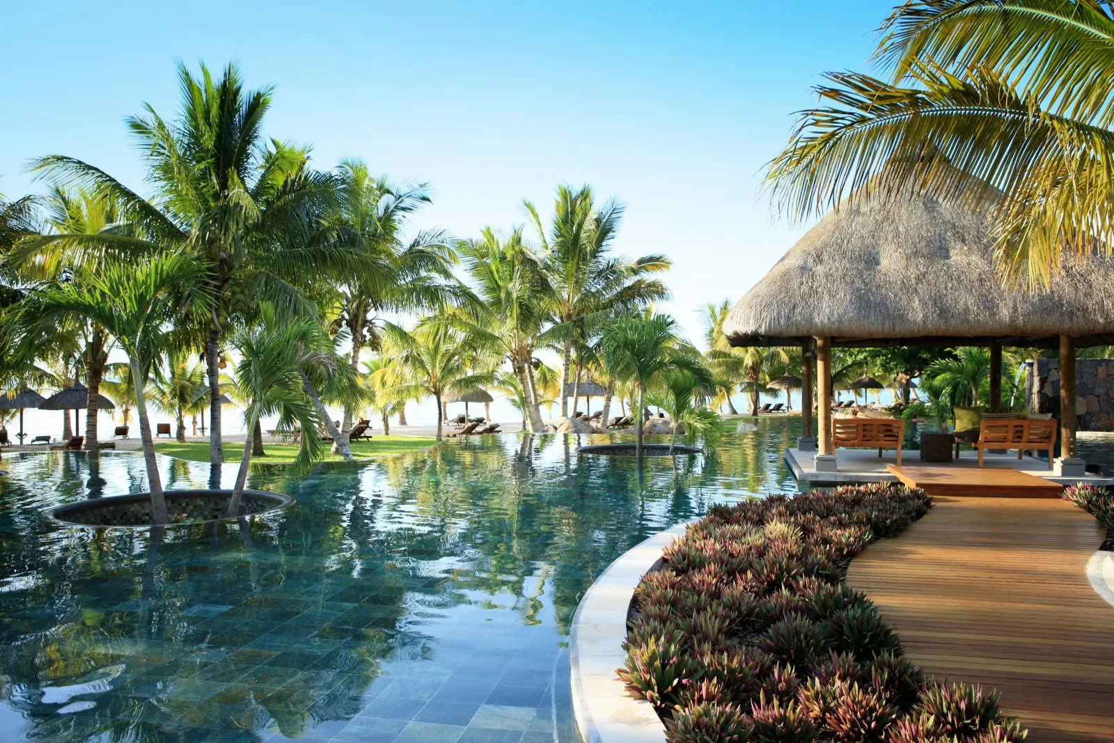 /img/1470-mauritius-honeymoon-couple.webp