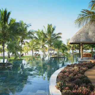 /img/1470-mauritius-honeymoon-couple.webp
