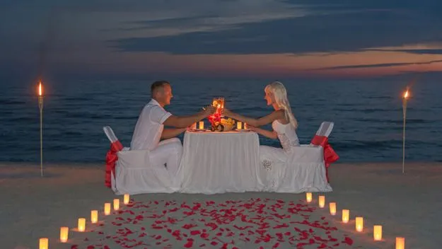 1472 couple beach sunset
