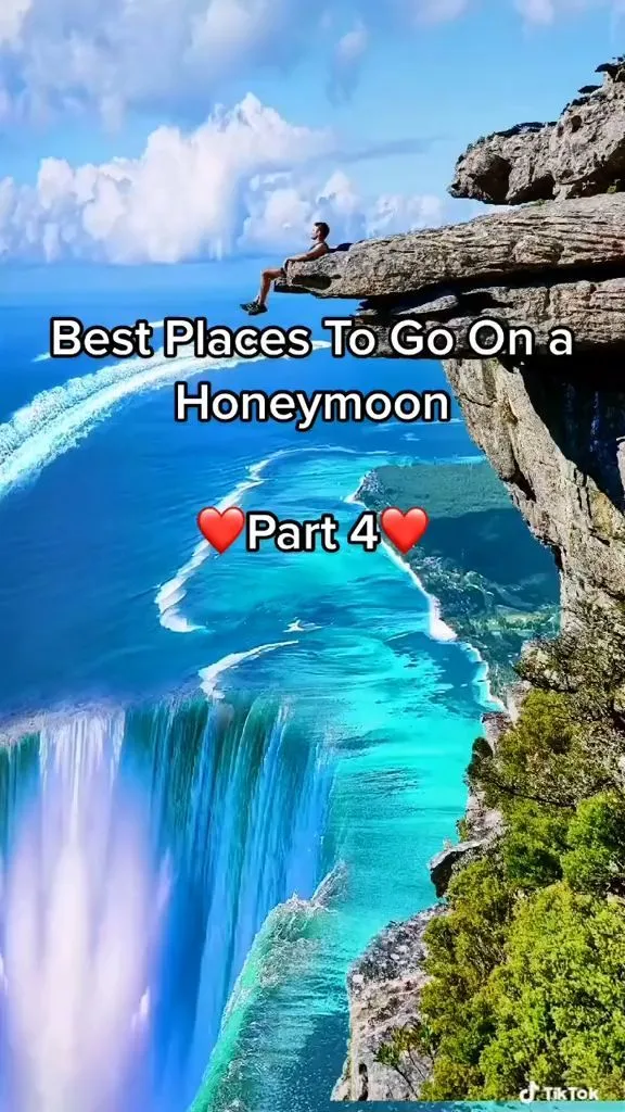 /img/1486-couple-planning-honeymoon.webp
