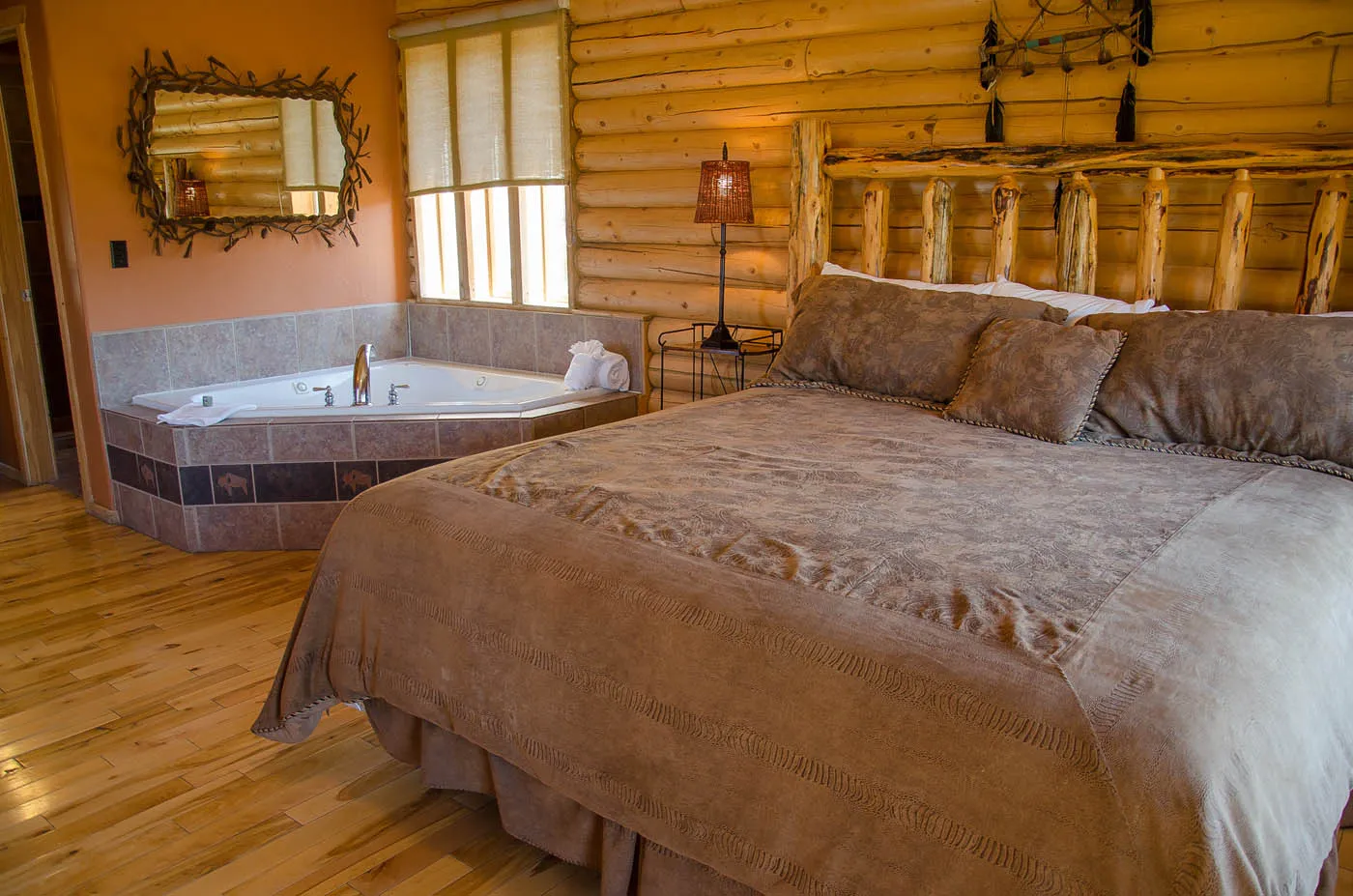 /img/1493-honeymoon-suite-props.webp