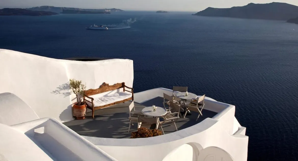 /img/1559-santorini-couple-dinner.webp