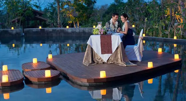 /img/1581-couple-hotel.webp