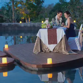 /img/1581-couple-hotel.webp