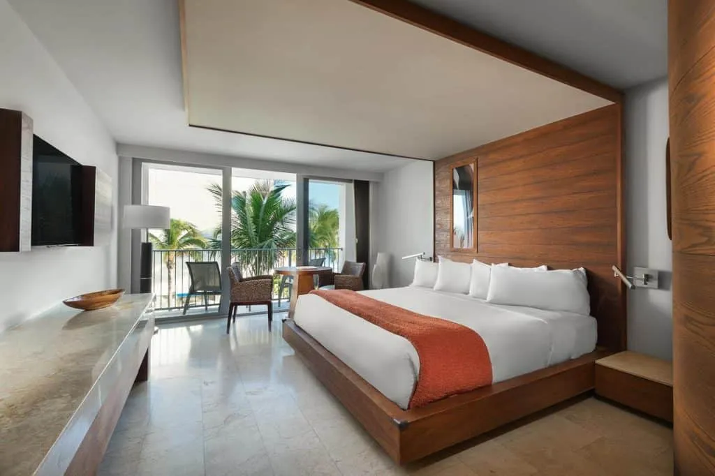 /img/1586-florida-honeymoon-resort-exterior.webp