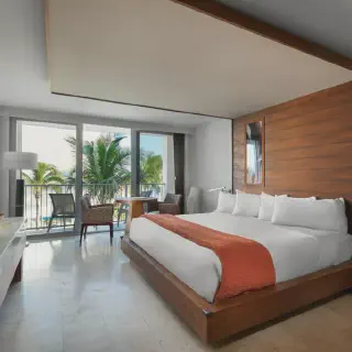 /img/1586-florida-honeymoon-resort-exterior.webp