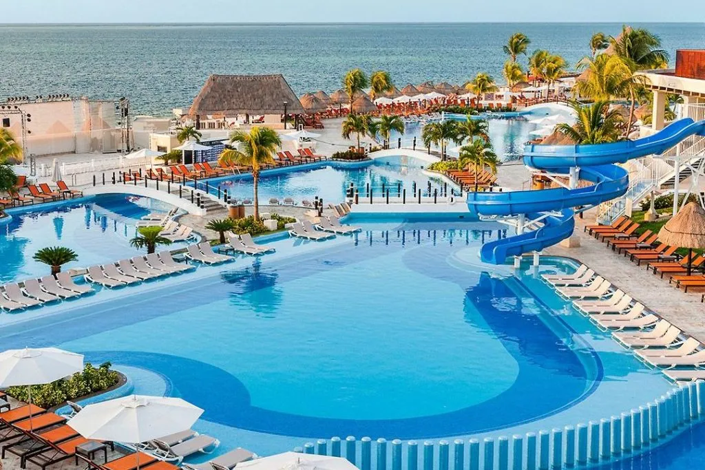 /img/1590-cancun-honeymoon-pool.webp