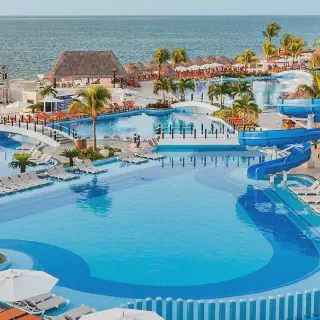 /img/1590-cancun-honeymoon-pool.webp