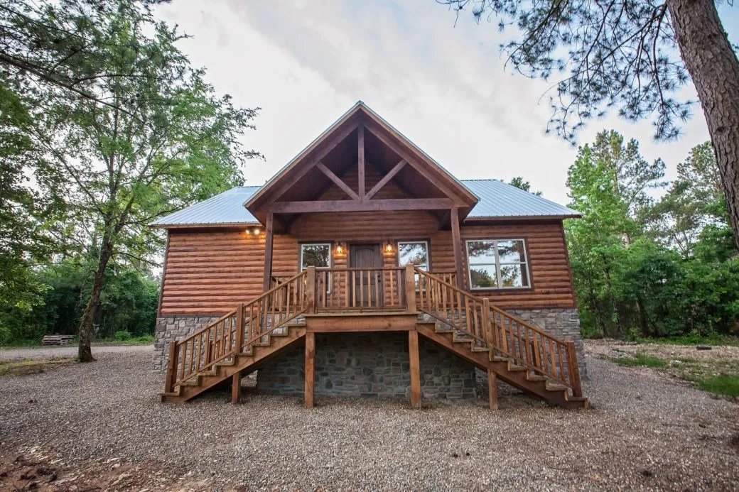 /img/1610-pa-honeymoon-cabin-couple.webp