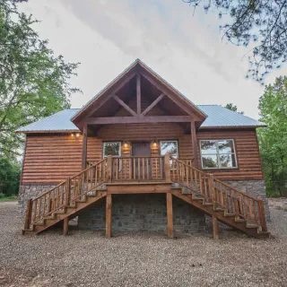 /img/1610-pa-honeymoon-cabin-couple.webp