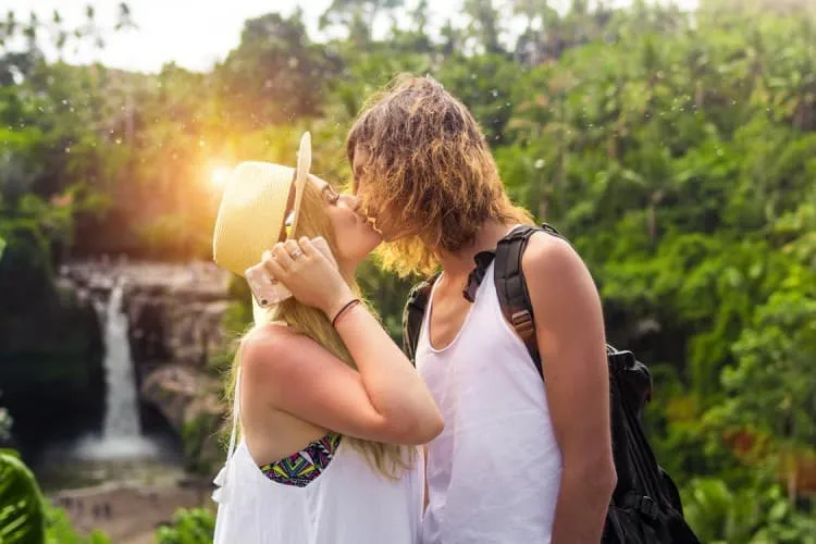 /img/1633-city-exploration-couple.webp