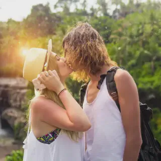 /img/1633-city-exploration-couple.webp