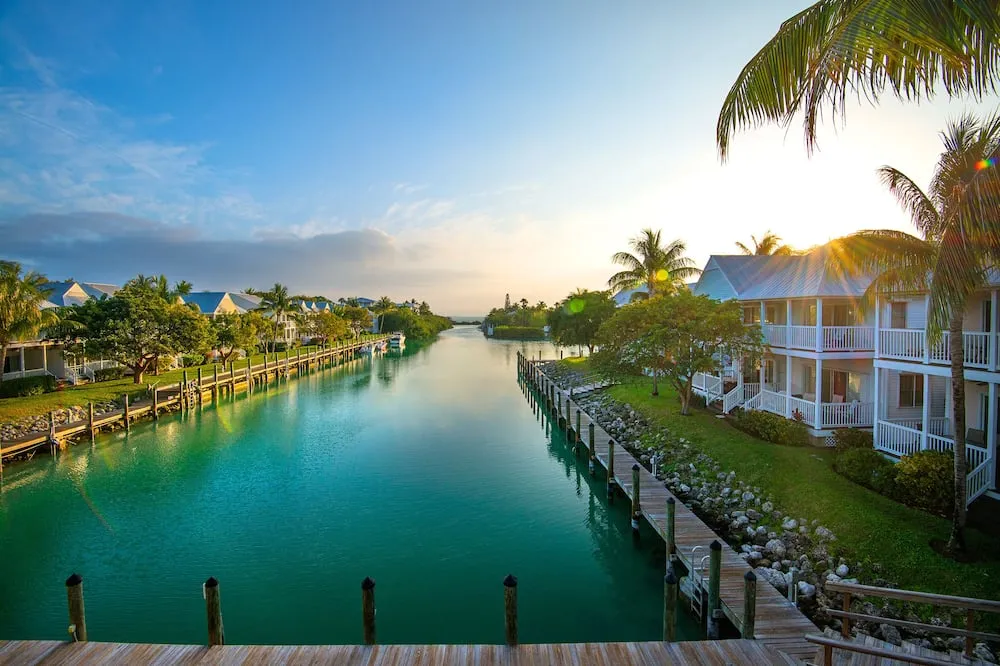 1653 florida keys honeymoon couple dinner