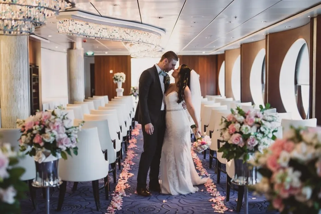 /img/1665-cruises-honeymoon-sharing-experience.webp