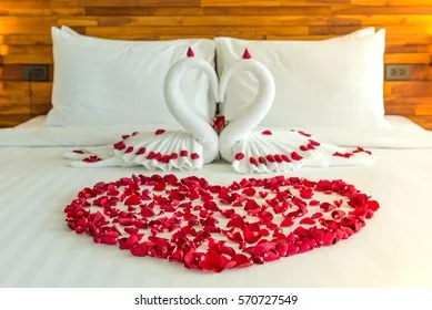 /img/1667-couple-in-hotel-room.webp