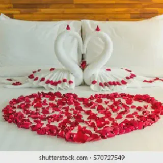 /img/1667-couple-in-hotel-room.webp