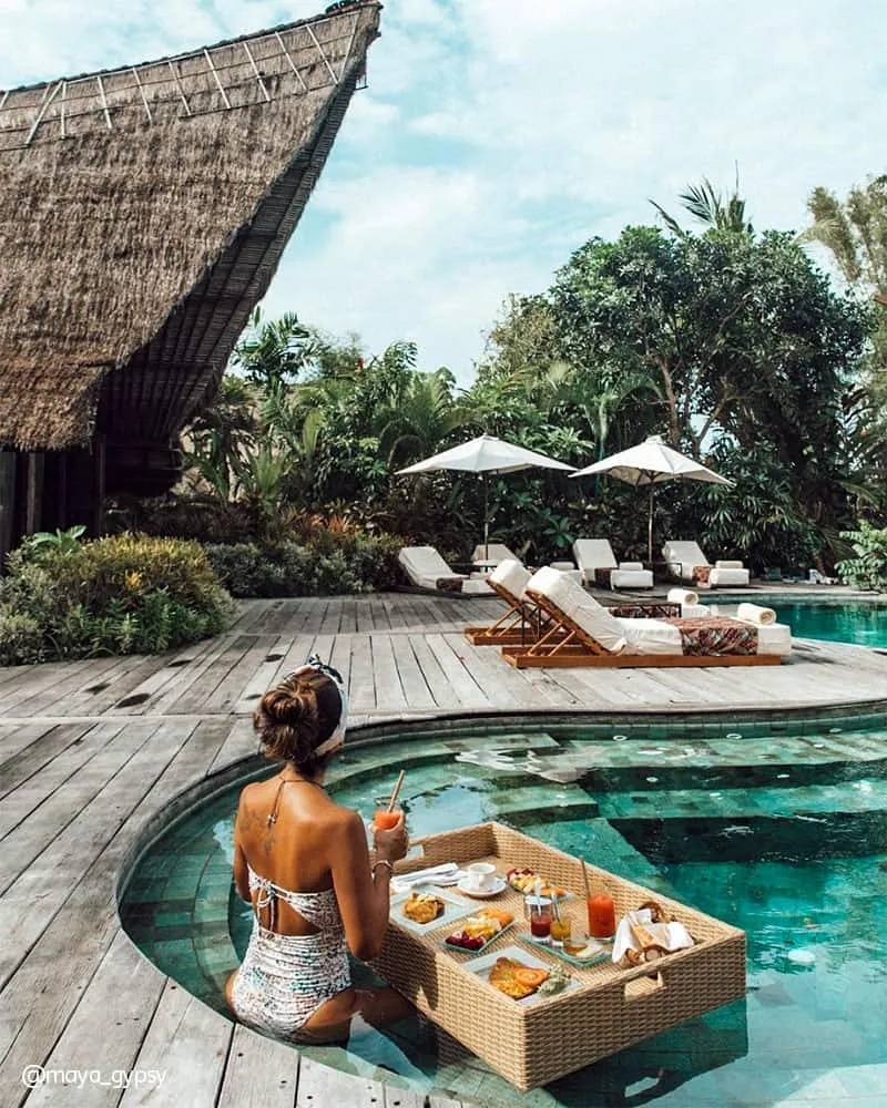 /img/1721-couple-booking-bali.webp