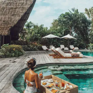 /img/1721-couple-booking-bali.webp