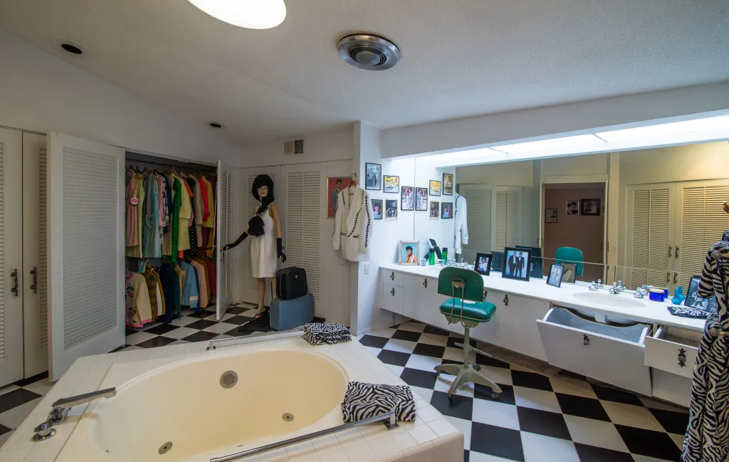 1737 elvis honeymoon house bedroom