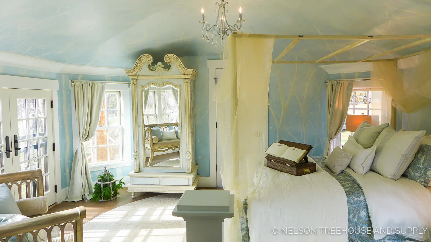 1752 treehouse suite couple relaxing