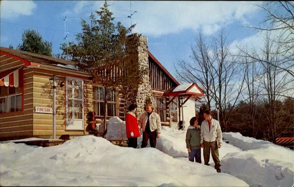 /img/1756-poconos-honeymoon-couple.webp