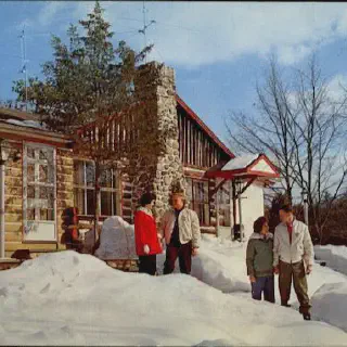 /img/1756-poconos-honeymoon-couple.webp