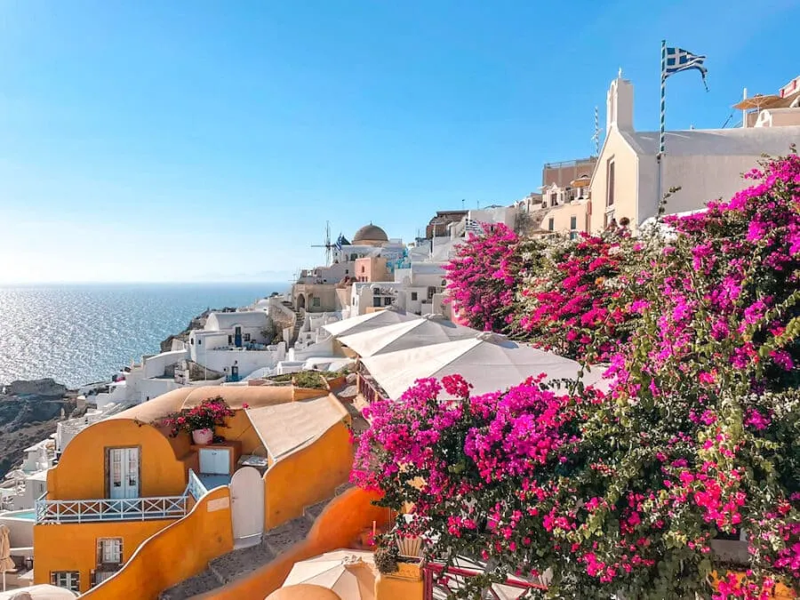 /img/1764-santorini-couple-walking.webp