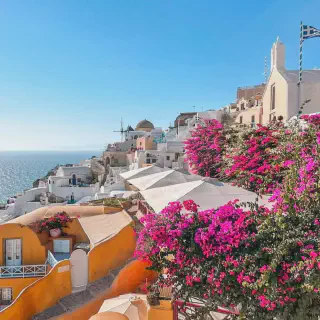 /img/1764-santorini-couple-walking.webp