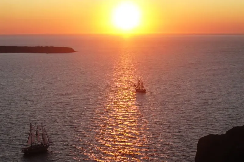 1764 santorini sailing cruise