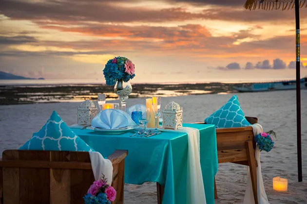 /img/1809-couple-dinner-beach.webp