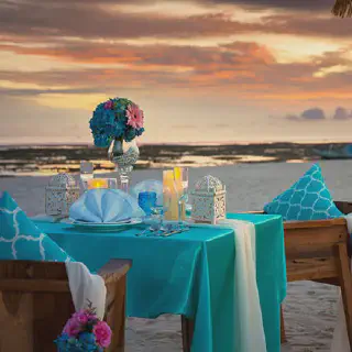 /img/1809-couple-dinner-beach.webp