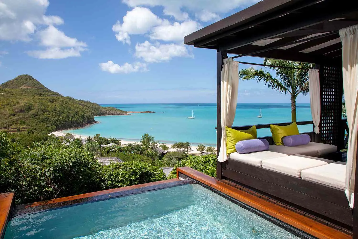 /img/1878-couple-resort-activities.webp