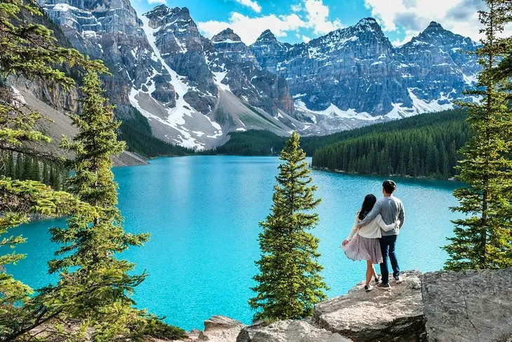 /img/1898-couple-traveling-canada.webp