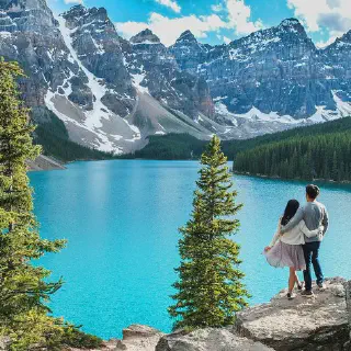 /img/1898-couple-traveling-canada.webp