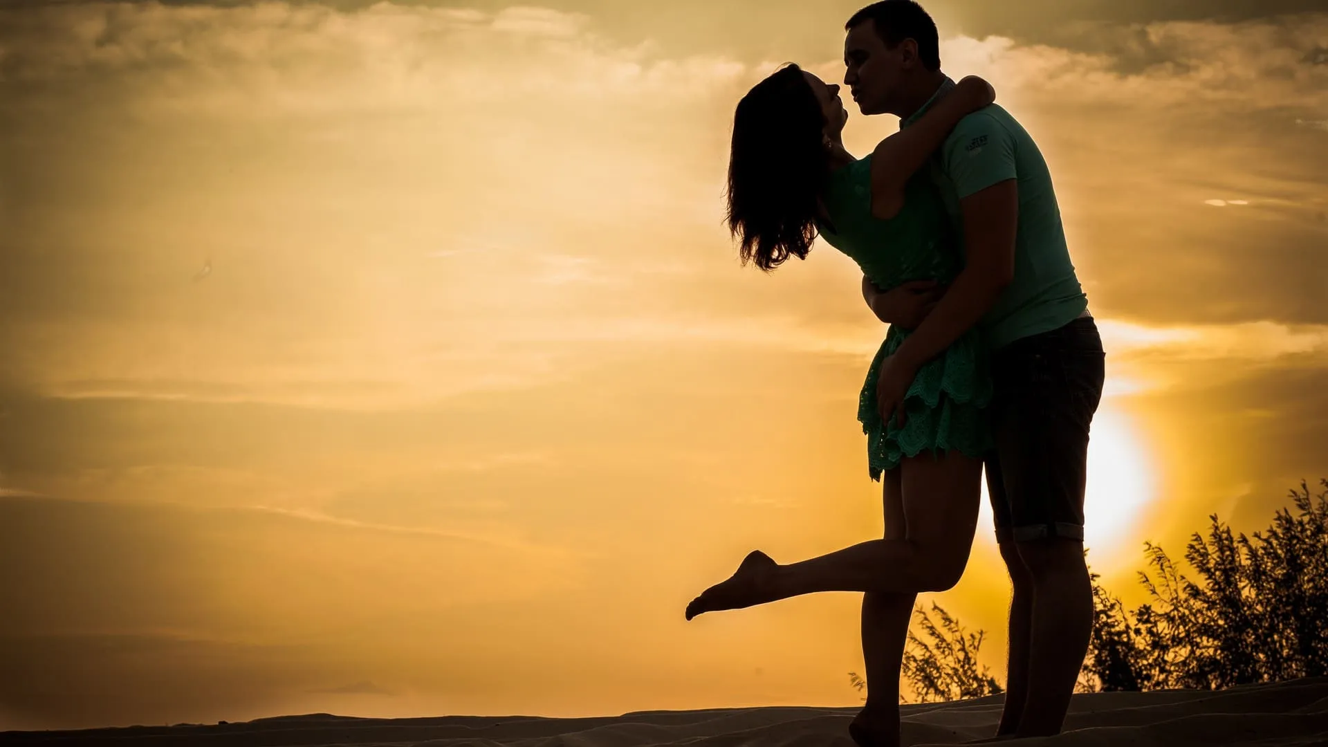 /img/1909-couple-traveling.webp